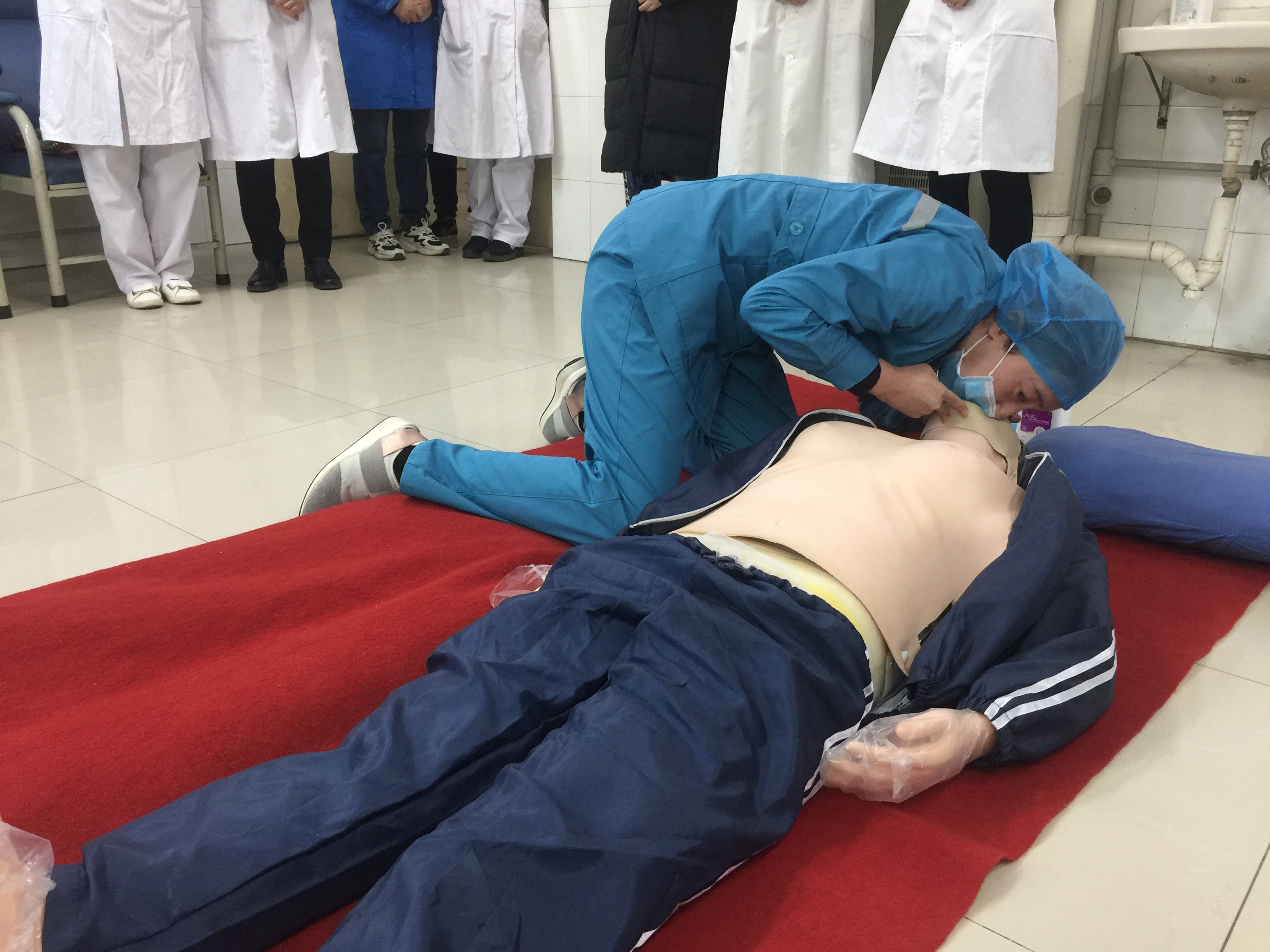 校医院举行2020年度心肺复苏技能比赛